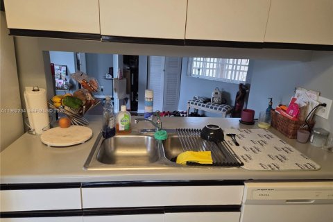 Condo in Pembroke Pines, Florida, 1 bedroom № 2028913 - photo 7