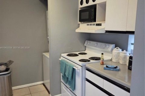 Condo in Pembroke Pines, Florida, 1 bedroom № 2028913 - photo 6