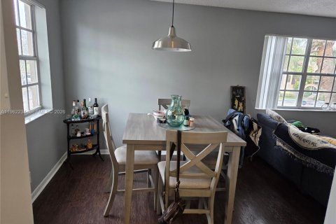 Condo in Pembroke Pines, Florida, 1 bedroom № 2028913 - photo 2