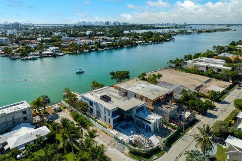 Casa en venta en Surfside, Florida, 6 dormitorios, 922.52 m2 № 1983039 - foto 28