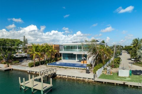 Casa en venta en Surfside, Florida, 6 dormitorios, 922.52 m2 № 1983039 - foto 25