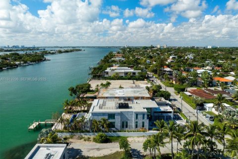 Casa en venta en Surfside, Florida, 6 dormitorios, 922.52 m2 № 1983039 - foto 27