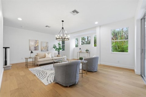 Casa en venta en Tampa, Florida, 5 dormitorios, 305.09 m2 № 2102244 - foto 12