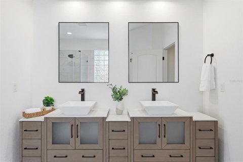 Casa en venta en Tampa, Florida, 5 dormitorios, 305.09 m2 № 2102244 - foto 16