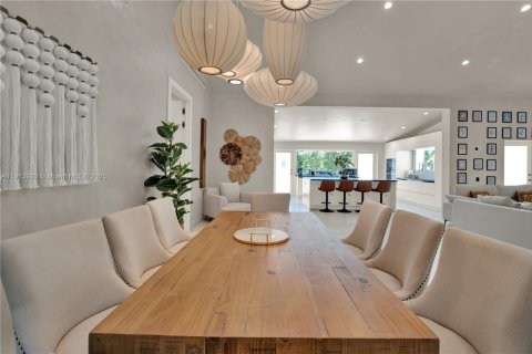 Villa ou maison à vendre à Miami, Floride: 4 chambres, 201.69 m2 № 2020487 - photo 13