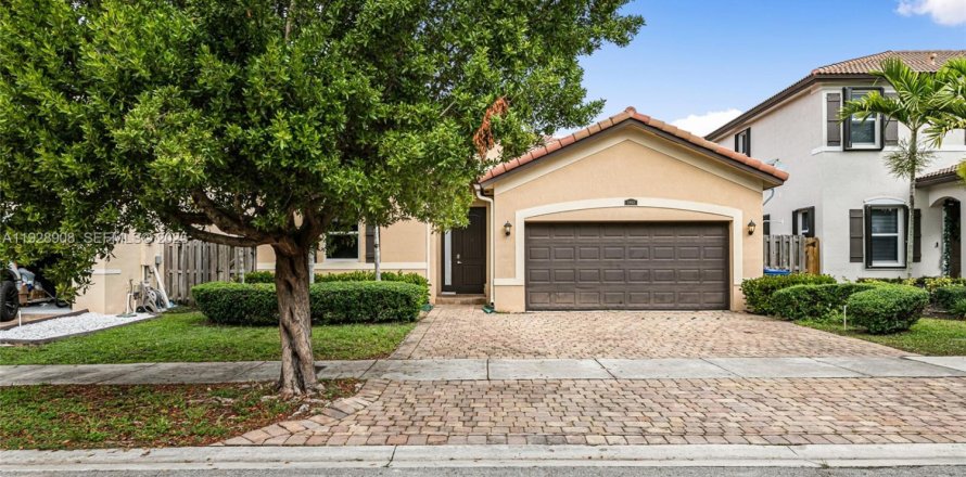 House in Homestead, Florida 3 bedrooms, 156.45 sq.m. № 1987864
