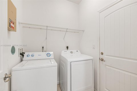 House in Homestead, Florida 3 bedrooms, 156.45 sq.m. № 1987864 - photo 25