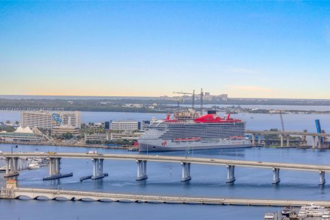 Condominio en alquiler en Miami, Florida, 1 dormitorio, 96.34 m2 № 1922486 - foto 15