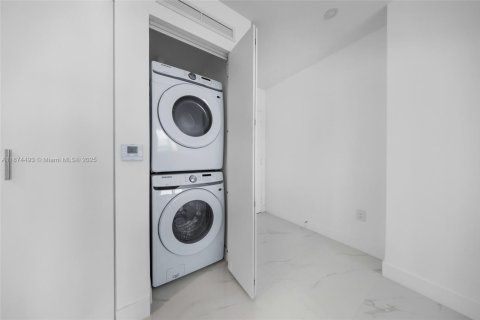 Condominio en alquiler en Miami, Florida, 1 dormitorio, 96.34 m2 № 1922486 - foto 26