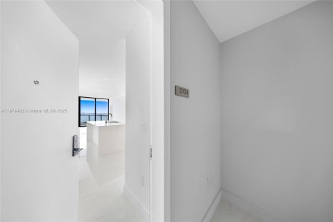 Condominio en alquiler en Miami, Florida, 1 dormitorio, 96.34 m2 № 1922486 - foto 2