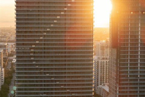 Condominio en alquiler en Miami, Florida, 1 dormitorio, 96.34 m2 № 1922486 - foto 1