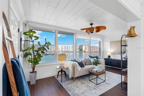 Condo in Gulfport, Florida, 2 bedrooms № 2151555 - photo 17