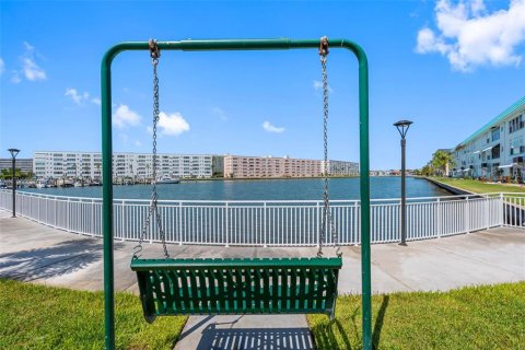 Condo in Gulfport, Florida, 2 bedrooms № 2151555