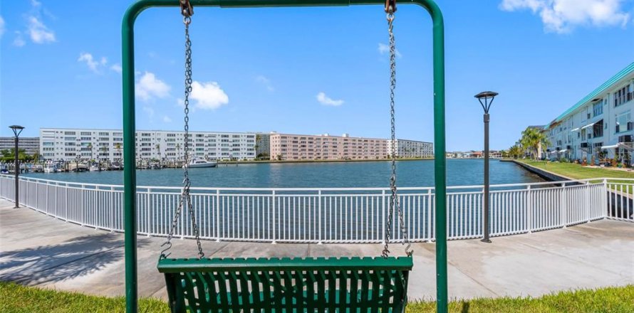 Condo in Gulfport, Florida, 2 bedrooms № 2151555