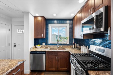 Condo in Gulfport, Florida, 2 bedrooms № 2151555 - photo 10