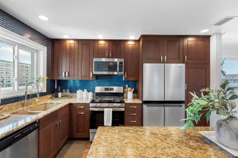 Condo in Gulfport, Florida, 2 bedrooms № 2151555 - photo 8