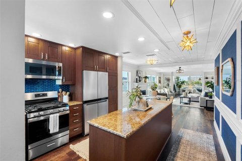 Condo in Gulfport, Florida, 2 bedrooms № 2151555 - photo 12