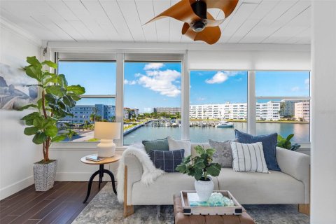 Condo in Gulfport, Florida, 2 bedrooms № 2151555 - photo 19