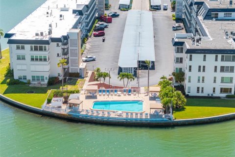 Condo in Gulfport, Florida, 2 bedrooms № 2151555 - photo 2