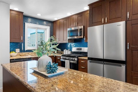 Condo in Gulfport, Florida, 2 bedrooms № 2151555 - photo 13
