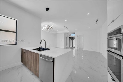 Casa en venta en Cape Coral, Florida, 3 dormitorios № 2033340 - foto 12