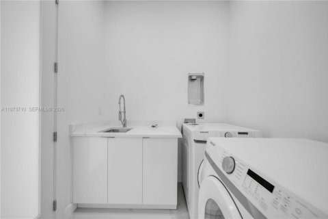 Casa en venta en Cape Coral, Florida, 3 dormitorios № 2033340 - foto 28