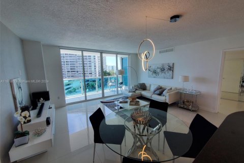 Condo in North Bay Village, Florida, 2 bedrooms  № 1729502 - photo 3