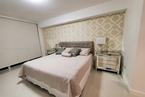 Condo in North Bay Village, Florida, 2 bedrooms  № 1729502 - photo 11