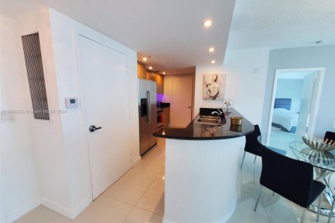 Condo in North Bay Village, Florida, 2 bedrooms  № 1729502 - photo 5