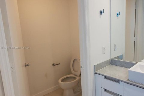 Condo in North Bay Village, Florida, 2 bedrooms  № 1729502 - photo 16