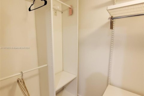 Condo in North Bay Village, Florida, 2 bedrooms  № 1729502 - photo 17