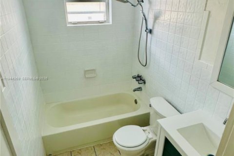 Condo in Miami, Florida, 1 bedroom  № 2000690 - photo 4