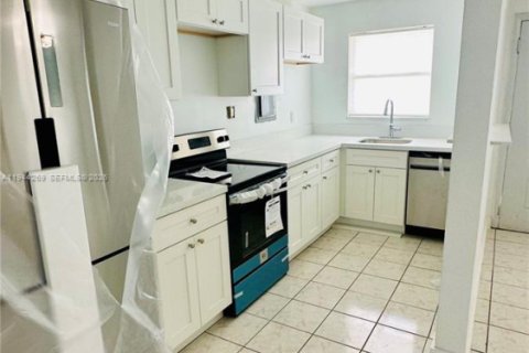 Condo in Miami, Florida, 1 bedroom  № 2000690 - photo 3