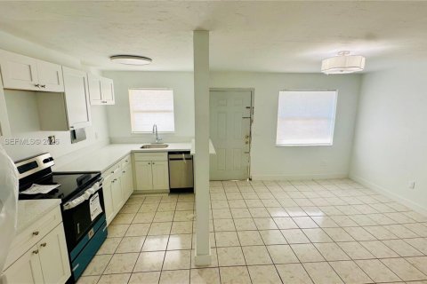 Condo in Miami, Florida, 1 bedroom  № 2000690 - photo 2