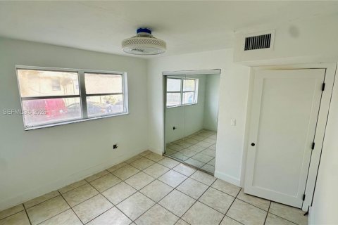 Condo in Miami, Florida, 1 bedroom  № 2000690 - photo 5