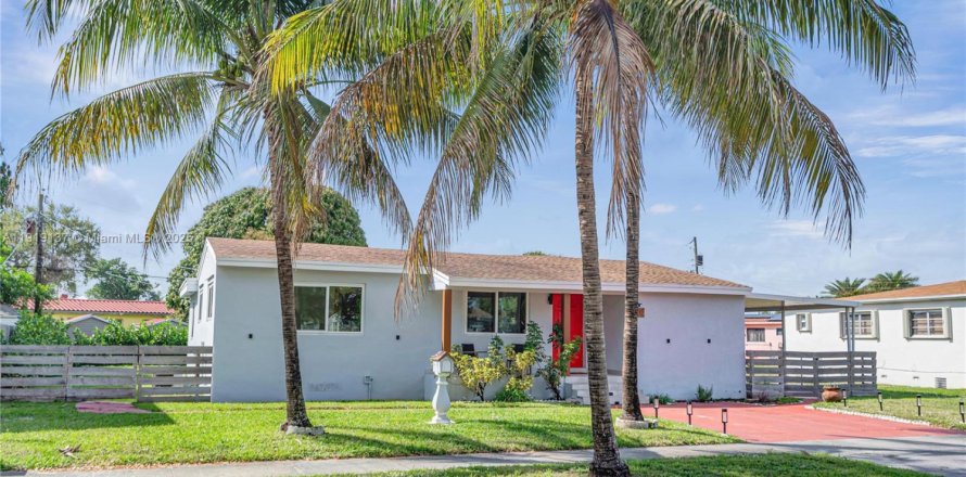 Дом в Майами, Флорида 5 спален, 257.15м2 № 1974394