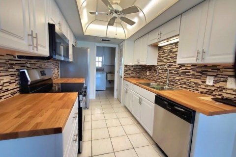 House in Punta Gorda, Florida 3 bedrooms, 155.43 sq.m. № 2214227 - photo 8