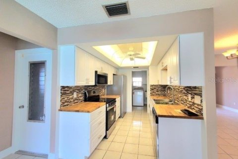 House in Punta Gorda, Florida 3 bedrooms, 155.43 sq.m. № 2214227 - photo 11