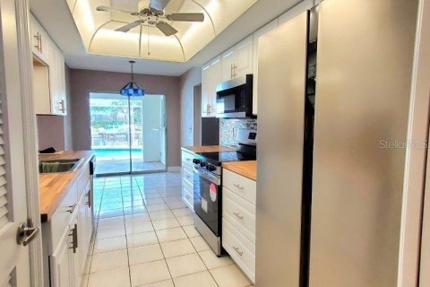 House in Punta Gorda, Florida 3 bedrooms, 155.43 sq.m. № 2214227 - photo 10