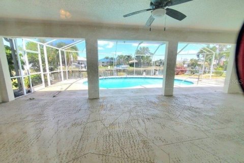 House in Punta Gorda, Florida 3 bedrooms, 155.43 sq.m. № 2214227 - photo 5