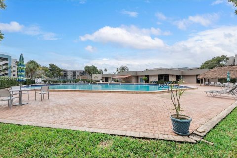 Copropriété à vendre à Pembroke Pines, Floride: 2 chambres, 94.85 m2 № 2071684 - photo 10