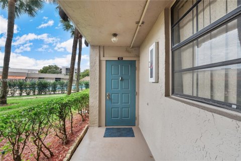 Copropriété à vendre à Pembroke Pines, Floride: 2 chambres, 94.85 m2 № 2071684 - photo 2