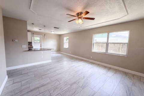 House in Brandon, Florida 3 bedrooms, 99.03 sq.m. № 2322787 - photo 4