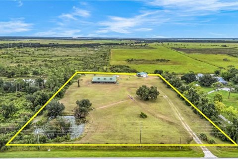 House in Punta Gorda, Florida 4 bedrooms, 322.09 sq.m. № 1917927 - photo 3
