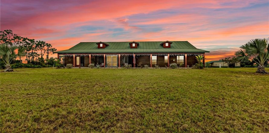 House in Punta Gorda, Florida 4 bedrooms, 322.09 sq.m. № 1917927