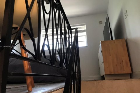 Condo in Miami, Florida, 1 bedroom  № 1971830 - photo 14