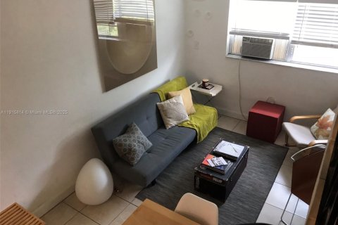 Condo in Miami, Florida, 1 bedroom  № 1971830 - photo 11