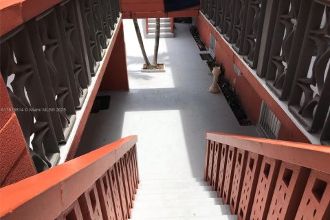 Condo in Miami, Florida, 1 bedroom  № 1971830 - photo 5