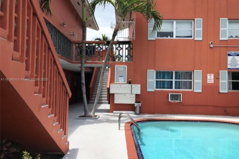 Condo in Miami, Florida, 1 bedroom  № 1971830 - photo 3