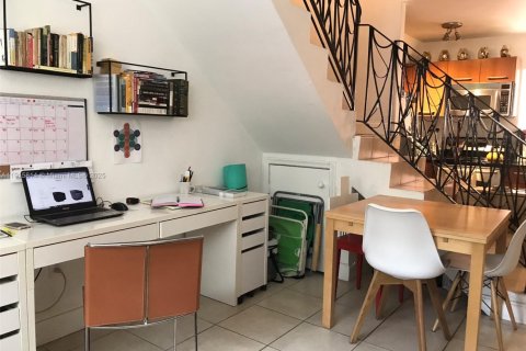 Condo in Miami, Florida, 1 bedroom  № 1971830 - photo 9